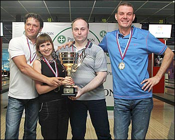 Победительница пятого этапа чемпионата по боулингу ОКНА БОУЛИНГ 2013 команда ГЛИМС