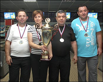 Победительница летней Лиги Чемпионов 2013 по боулингу команда ТоргСантах