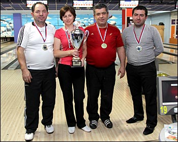 Победительница девятого этапа чемпионата по боулингу ОКС БОУЛИНГ 2013 команда ТоргСантех