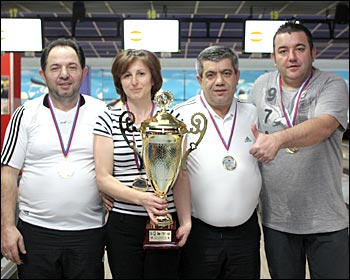 Победительница осенней Лиги Чемпионов 2013 по боулингу команда ТоргСантах